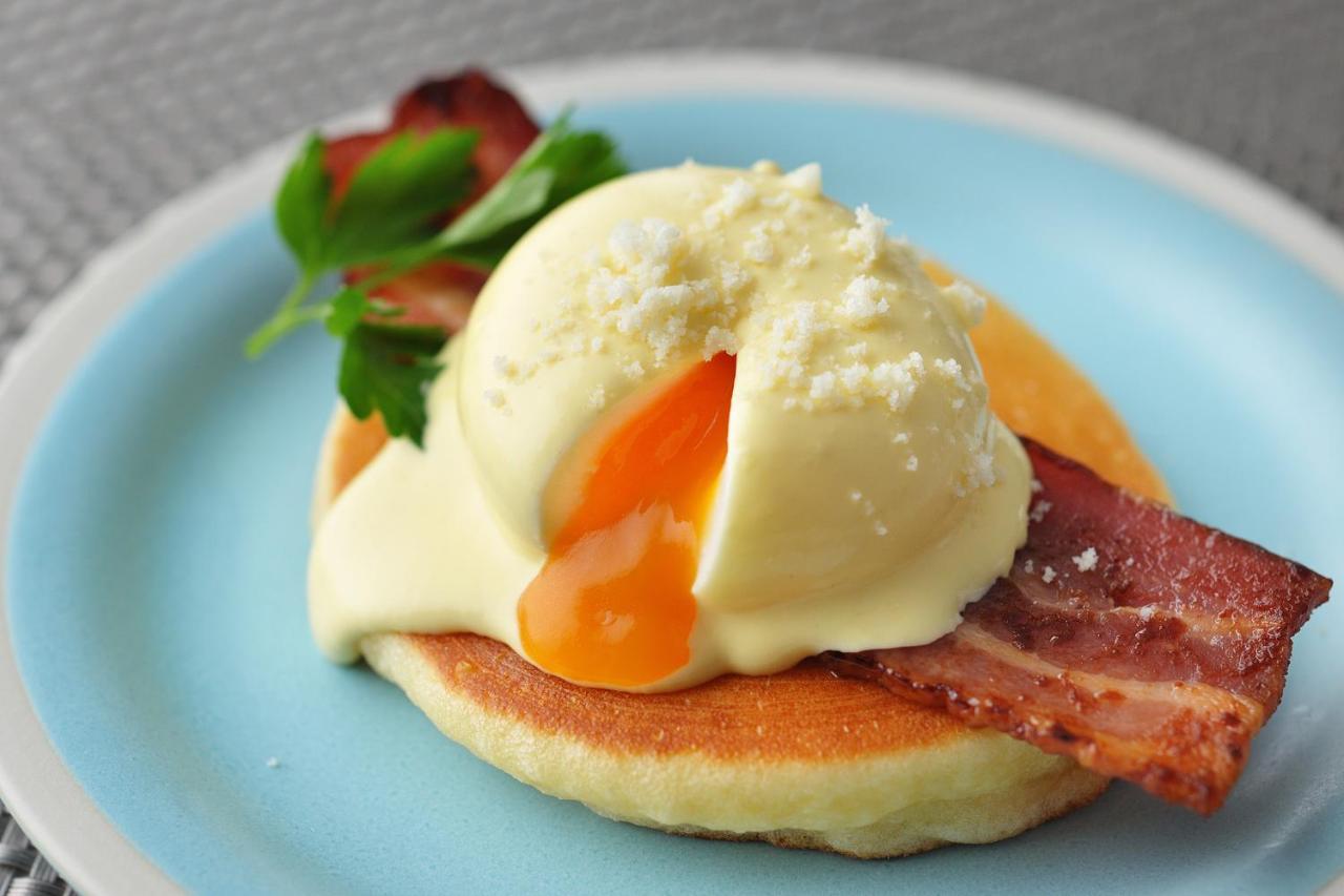 Omo Kansai Airport By Hoshino Resorts 泉佐野 外观 照片 A poached egg on a muffin with bacon