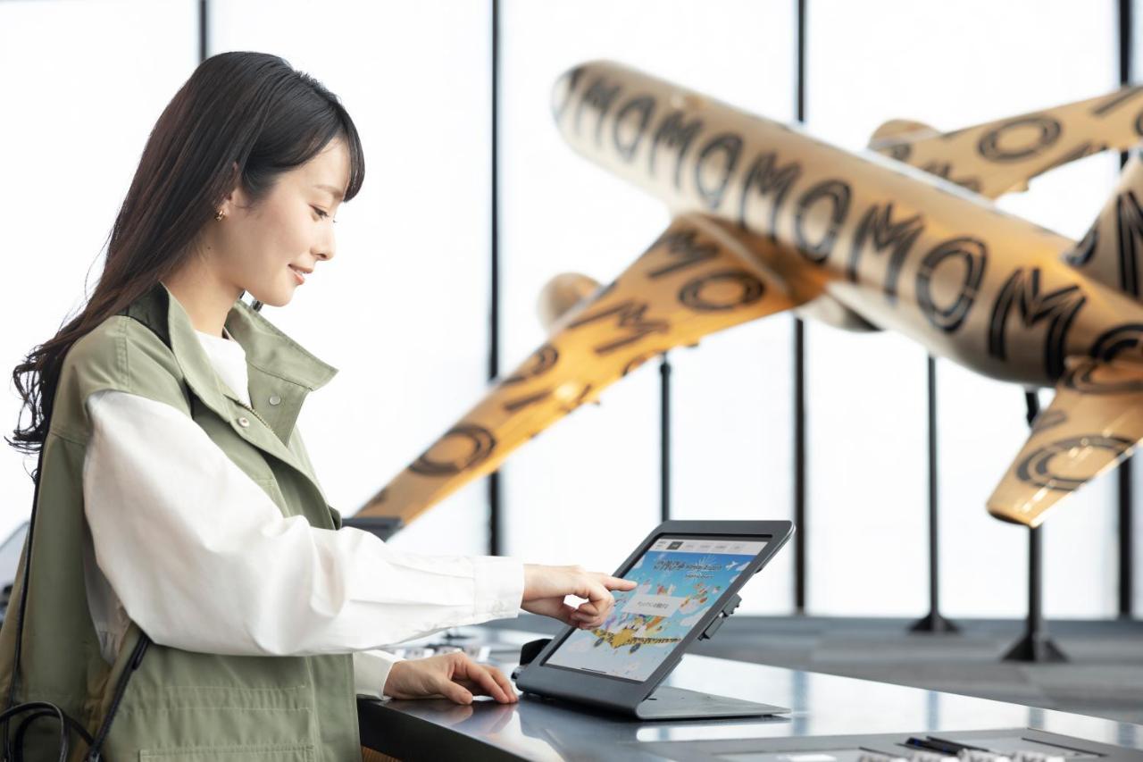 Omo Kansai Airport By Hoshino Resorts 泉佐野 外观 照片 A woman using a POS terminal